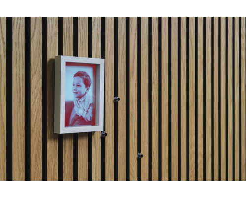 Nástěnné panely s dřevěnou strukturou a fotorámeček na nich připevněný