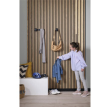 Chodba s dřevěnou lamelovou stěnou, háčky na šaty a dítě