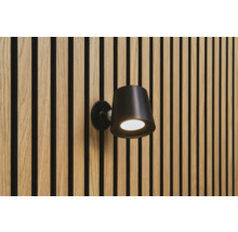 Černé nástěnné svítidlo na stěně s dřevěnými panely