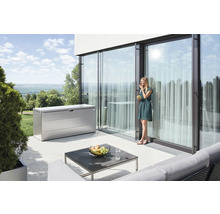 Terasa s úložným boxem, stolem a ženou u okna