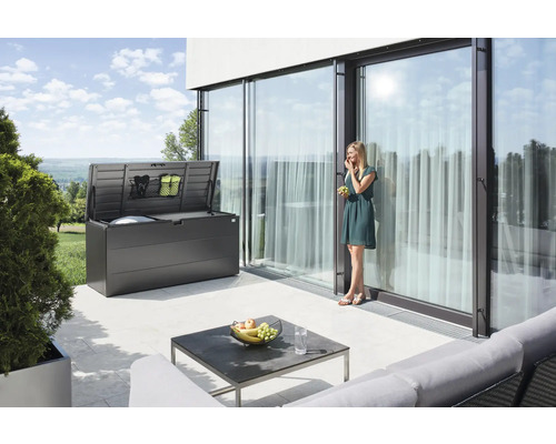 Exteriér s otevřeným úložným boxem, stolem a ženou