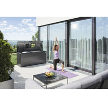 Terasa s otevřeným úložným boxem a ženou cvičící jógu