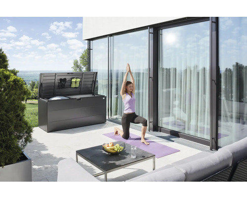 Terasa s otevřeným úložným boxem a ženou cvičící jógu