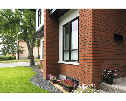 Vnější pohled na dům s fasádou z obkladových pásků a okny