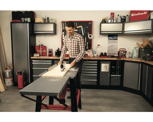 Dílna s ponkem a mužem řezajícím dřevo