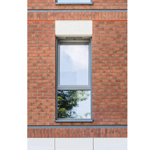 Okno s rámem v cihlové zdi