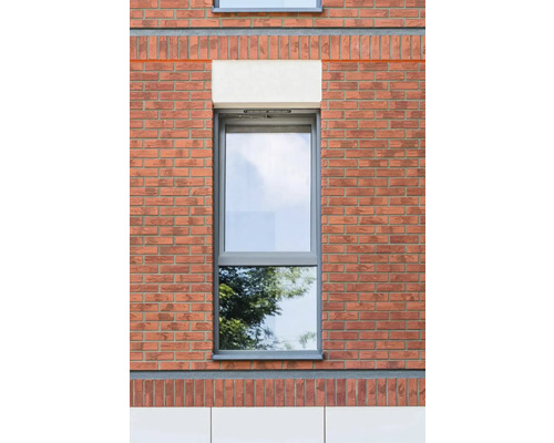 Okno s rámem v cihlové zdi
