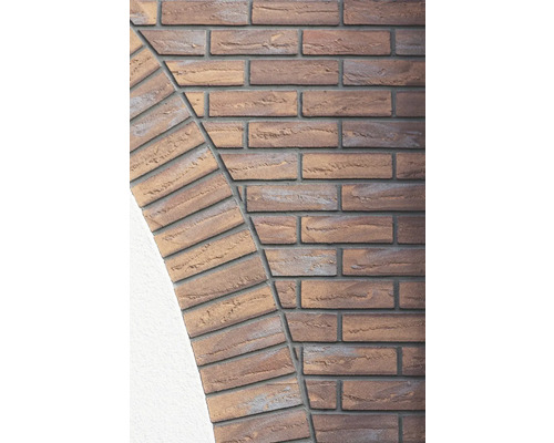 Detail zděné fasády s cihlami do oblouku