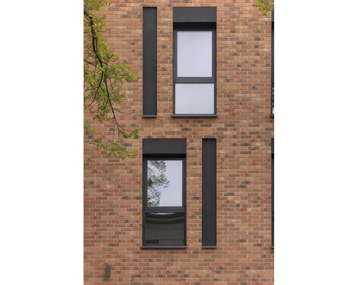 Fasáda budovy s okny a cihlami