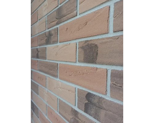 Detail cihlové zdi se světlými spárami