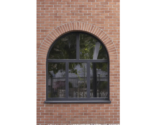 Obloukové okno v cihlové zdi