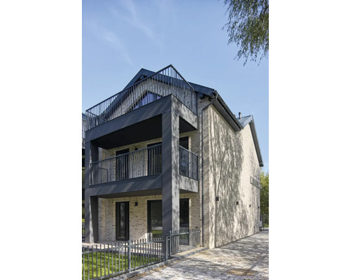 Bytový dům s balkony a kovovým zábradlím