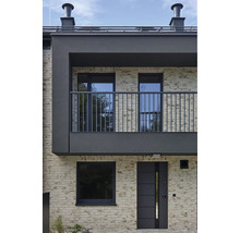Fasáda moderního obytného domu s balkonem, okny a vchodovými dveřmi