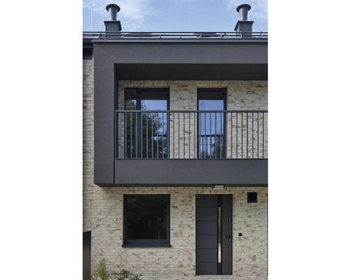 Fasáda moderního obytného domu s balkonem, okny a vchodovými dveřmi