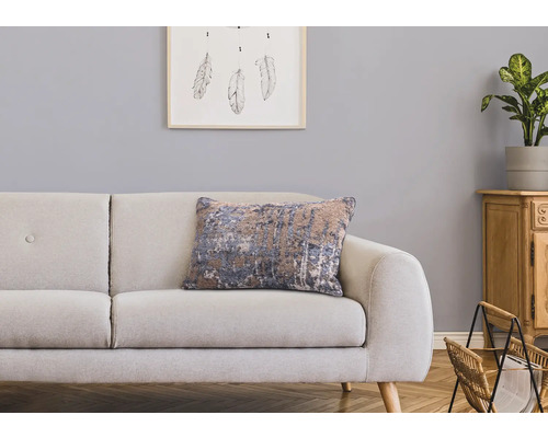 Dekorativní obývací pokoj s pohovkou, okrasným polštářem a dřevěným nábytkem