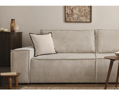 Manšestrová pohovka s polštářem a odkládacími stolky v obývacím pokoji