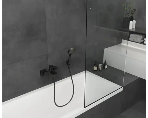 Moderní koupelna s vanou, sprchovou zástěnou a baterií