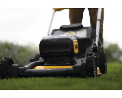 Zahradní traktor na trávníku