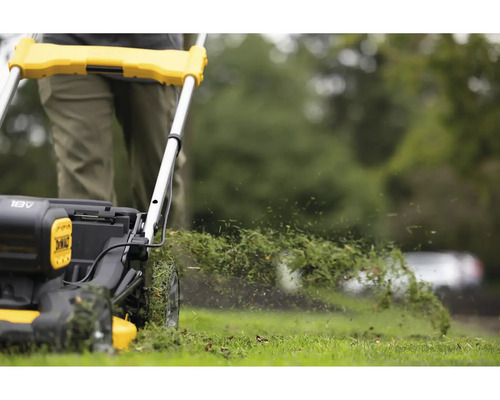 Sekačka na trávu při sekání trávníku