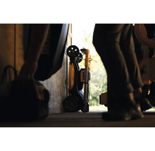 Složený pracovní světlomet DeWalt s transportními kolečky, uložený v dílně