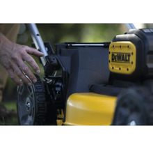 Detailní pohled na sekačku na trávu s logem DeWalt