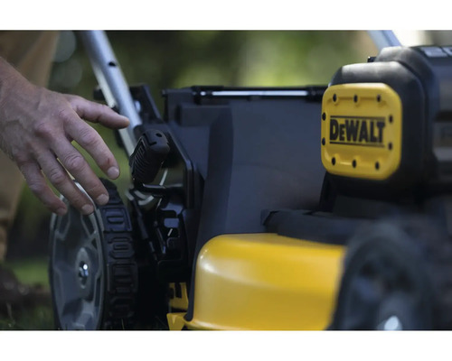 Detailní pohled na sekačku na trávu s logem DeWalt