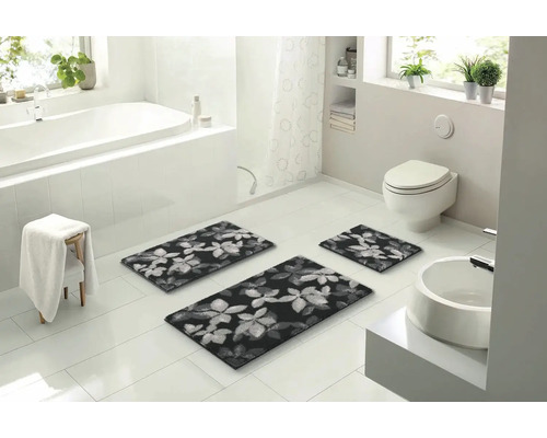 Koupelna s vanou, toaletou, umyvadlem a sadou tří koupelnových koberečků s květinovým vzorem