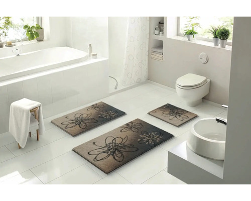 Koupelna s vanou, toaletou, umyvadlem a sadou tří koupelnových předložek s květinovým vzorem