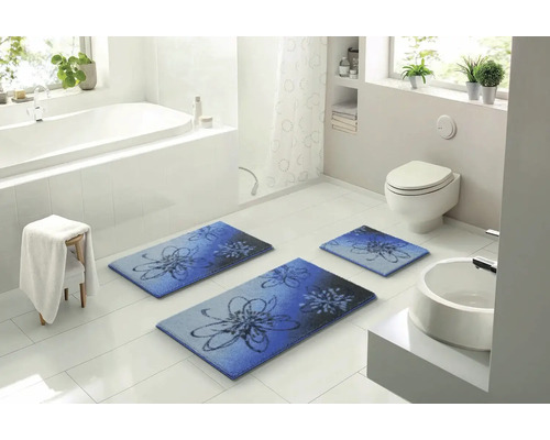 Koupelna s vanou, toaletou, umyvadlem a sadou koupelnových předložek s květinovým vzorem