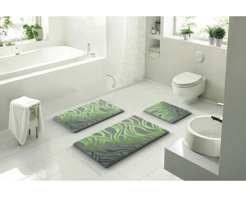 Koupelna s vanou, toaletou, umyvadlem a sadou koupelnových předložek s květinovým vzorem