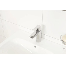 Umyvadlo s baterií a logem Grohe