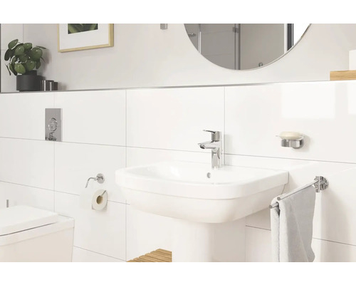 Světlá koupelna s umyvadlem, baterií a zrcadlem