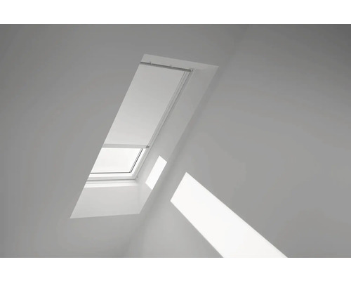 Zatemňovací roleta na střešní okno VELUX elektrická DML C04 1025KWL bílá Střešní okno s otevřenou roletou v interiéru