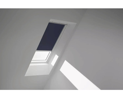 Zatemňovací roleta na střešní okno VELUX elektrická DML C02 1100K modrá Střešní okno s roletou v pokoji