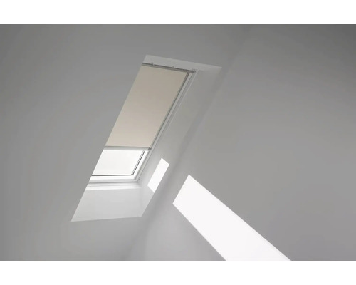 Zatemňovací roleta na střešní okno VELUX elektrická DML F06 4556K béžová Střešní okno s roletou ve světlé místnosti