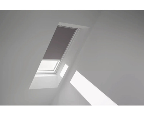 Zatemňovací roleta na střešní okno VELUX elektrická DML C02 4577K hnědá Střešní okno se zatemňovací roletou ve světlé místnosti
