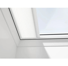 Detailní pohled na střešní okno s plisovanou žaluzií