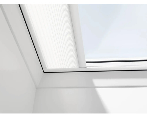Plisé roleta na střešní okno VELUX elektrická FMG 100150 1016KWL bílá Detailní pohled na střešní okno s plisovanou žaluzií