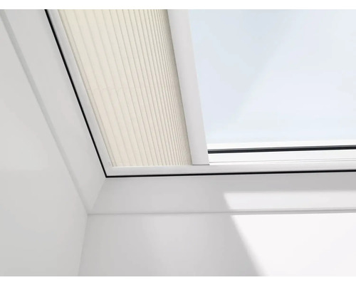 Plisé roleta na střešní okno VELUX elektrická FMG 060060 1259KWL béžová Detail střešního okna s plisovanou žaluzií