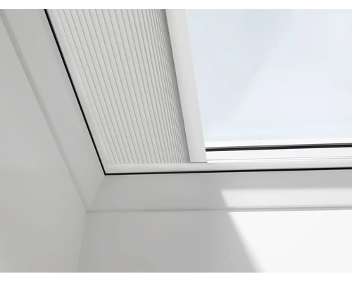 Detail střešního okna s plisovanou žaluzií