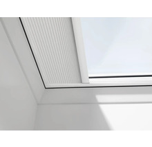 Detailní pohled na střešní okno s plisovanou žaluzií