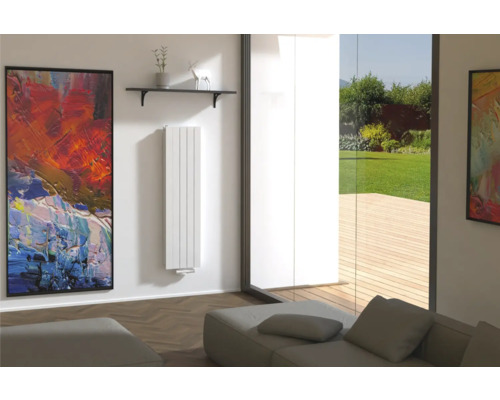 Scéna obývacího pokoje s bílým radiátorem