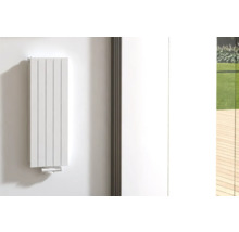 Nástěnný radiátor v moderním designu namontovaný na zdi