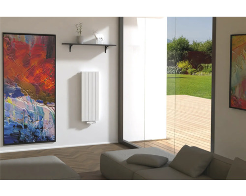 Světlý obývací pokoj s radiátorem, pohovkou a uměleckými díly