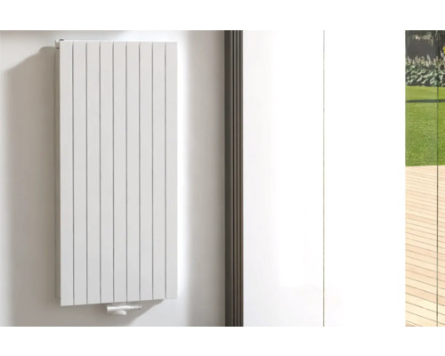 Designové topné těleso ROTHEIGNER 1400 x 662 x 72 mm připojení 1 dole uprostřed Nástěnný radiátor v moderním obývacím pokoji