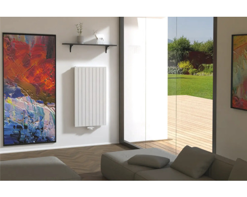 Světlý obývací pokoj s radiátorem, malbou a posezením