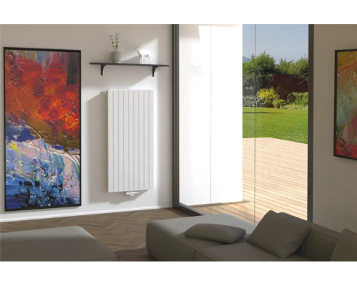 Moderní obývací pokoj s radiátorem, uměním a velkým oknem