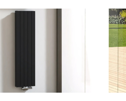 Designové topné těleso ROTHEIGNER 1400 x 366 x 72 mm připojení 1 dole uprostřed Černý radiátor na bílé zdi