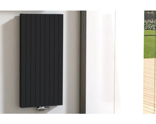 Designové topné těleso ROTHEIGNER 1400 x 662 x 72 mm připojení 1 dole uprostřed Černý radiátor namontovaný na zdi