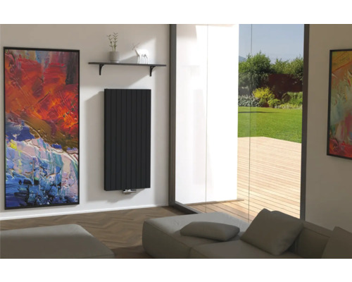 Moderní obývací pokoj s černým radiátorem, uměleckým dílem a výhledem do zeleně.